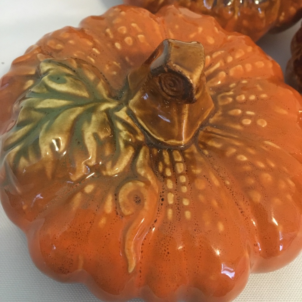 Fall decor a set of 3 small pumpkins. - Picture 4 of 8